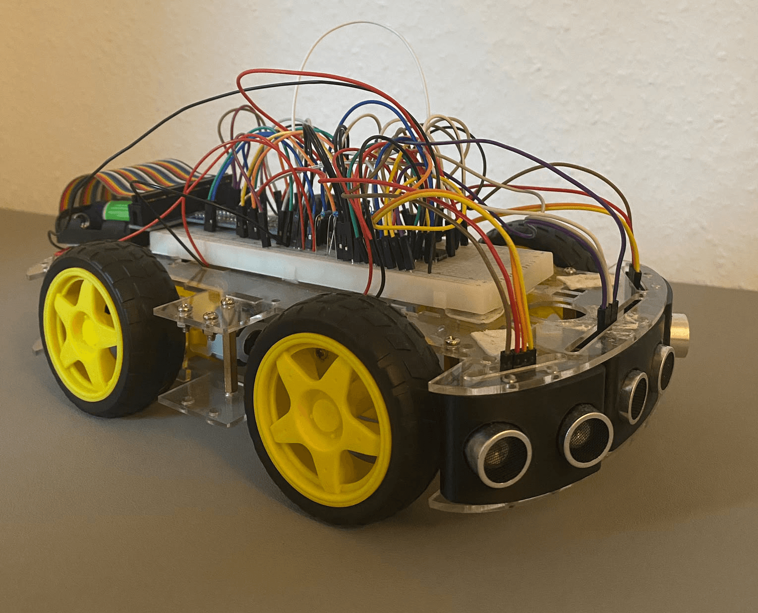 Raspberry-Pi-basierter Hardware-Prototyp eines autonomen Modellfahrzeugs